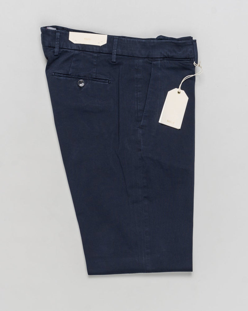Article: 400008
Color: Navy / 00011
Composition: 97% Cotton 3% Elastan
Model: Soho
Flat front
Slanted side pockets
Beltloops
Beautiful color and broken in look and feel achieved by&nbsp;Garment dying&nbsp;process
Regular fit
1/2 hem 19.5 cm (Size 50)
Made in Naples, Italy Briglia Garment Dyed Soho Trousers / Navy