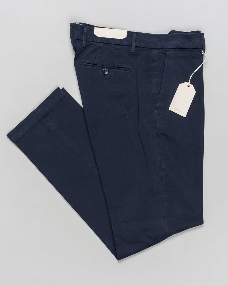 Article: 400008
Color: Navy / 00011
Composition: 97% Cotton 3% Elastan
Model: Soho
Flat front
Slanted side pockets
Beltloops
Beautiful color and broken in look and feel achieved by&nbsp;Garment dying&nbsp;process
Regular fit
1/2 hem 19.5 cm (Size 50)
Made in Naples, Italy Briglia Garment Dyed Soho Trousers / Navy