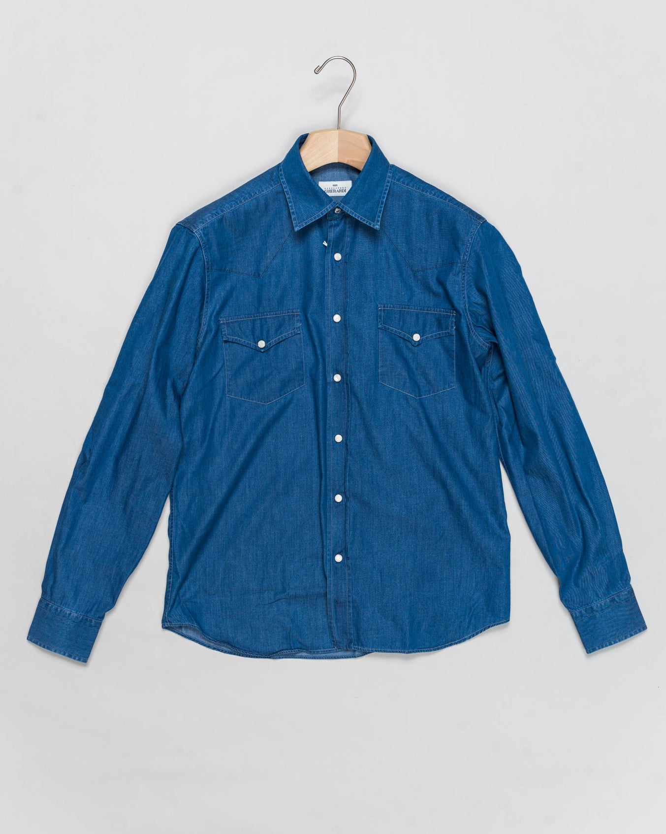 Composition: 100% Cotton
Mother of pearl snap buttons on front and cuffs
Article: 10AJ 670
Model: TEXANA6
Color: Blue
Made in Italy Alessandro Gherardi Denim Western Shirt / Blue