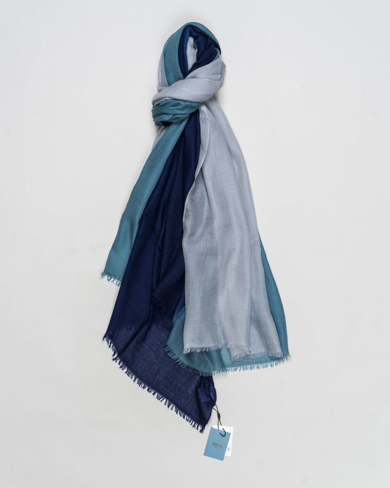 Article: 2560358
Color: 02 / Blue
Composition: 100% Cashmere
Measurements: 140cmx200cm Altea Multicolor Cashmere Scarf / Blue
