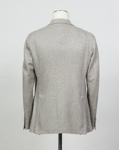 Composition: 100% Cashmere
Lining: 100% Cupro
Modello: Monte Carlo / 1SHJ22K
Color: Taupe / T1003
Unconstructed shoulder
Unlined
2 Buttons
Notch lapel
Patch pockets
Side vents
Made in Martina Franca, Italy Tagliatore Cashmere Jersey Jacket / Light Taupe