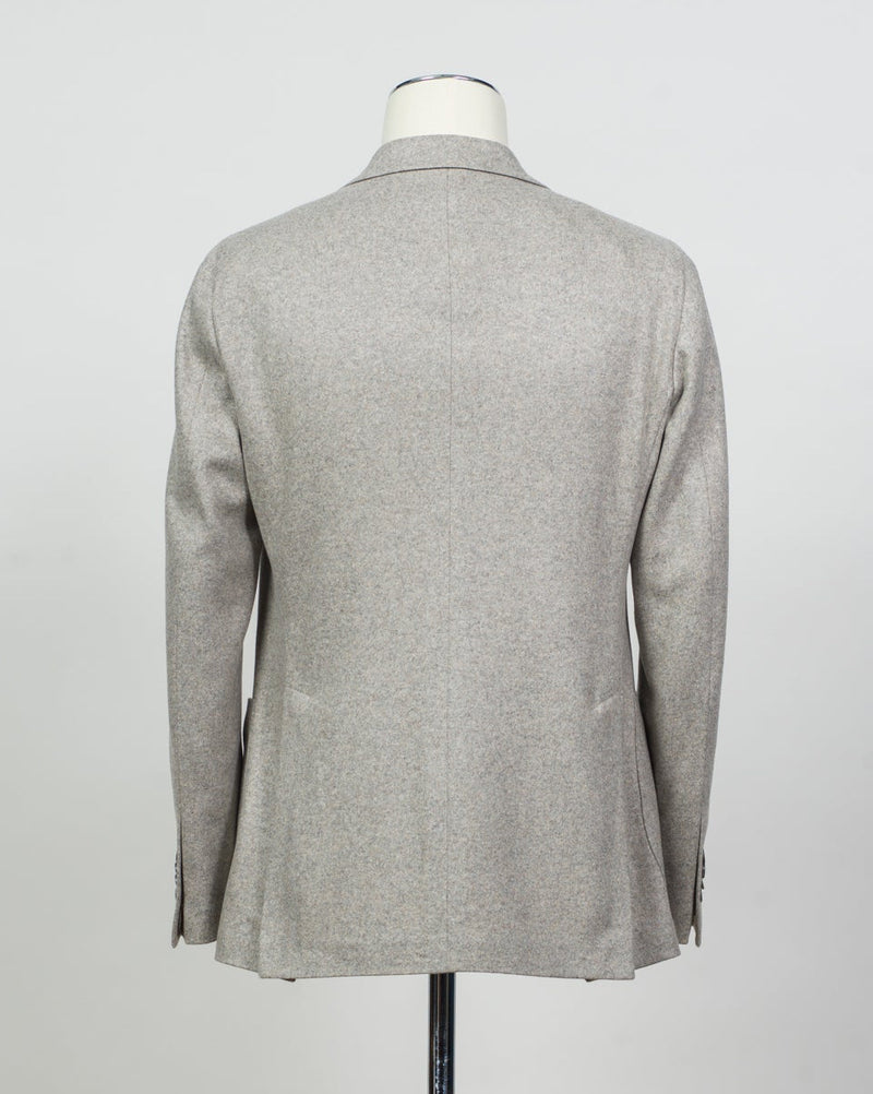 Composition: 100% Cashmere
Lining: 100% Cupro
Modello: Monte Carlo / 1SHJ22K
Color: Taupe / T1003
Unconstructed shoulder
Unlined
2 Buttons
Notch lapel
Patch pockets
Side vents
Made in Martina Franca, Italy Tagliatore Cashmere Jersey Jacket / Light Taupe
