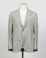 Composition: 100% Cashmere
Lining: 100% Cupro
Modello: Monte Carlo / 1SHJ22K
Color: Taupe / T1003
Unconstructed shoulder
Unlined
2 Buttons
Notch lapel
Patch pockets
Side vents
Made in Martina Franca, Italy Tagliatore Cashmere Jersey Jacket / Light Taupe
