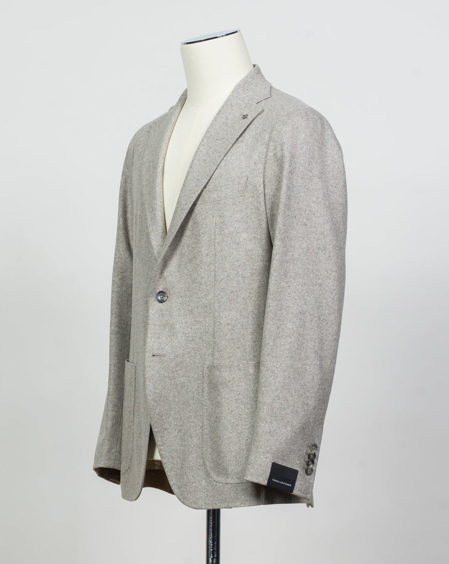 Composition: 100% Cashmere
Lining: 100% Cupro
Modello: Monte Carlo / 1SHJ22K
Color: Taupe / T1003
Unconstructed shoulder
Unlined
2 Buttons
Notch lapel
Patch pockets
Side vents
Made in Martina Franca, Italy Tagliatore Cashmere Jersey Jacket / Light Taupe