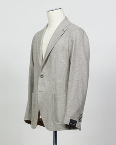 Composition: 100% Cashmere
Lining: 100% Cupro
Modello: Monte Carlo / 1SHJ22K
Color: Taupe / T1003
Unconstructed shoulder
Unlined
2 Buttons
Notch lapel
Patch pockets
Side vents
Made in Martina Franca, Italy Tagliatore Cashmere Jersey Jacket / Light Taupe