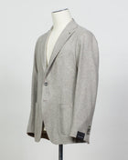 Composition: 100% Cashmere
Lining: 100% Cupro
Modello: Monte Carlo / 1SHJ22K
Color: Taupe / T1003
Unconstructed shoulder
Unlined
2 Buttons
Notch lapel
Patch pockets
Side vents
Made in Martina Franca, Italy Tagliatore Cashmere Jersey Jacket / Light Taupe