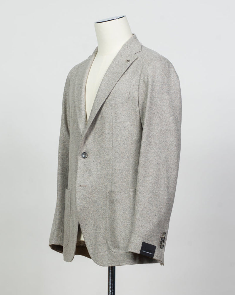Composition: 100% Cashmere
Lining: 100% Cupro
Modello: Monte Carlo / 1SHJ22K
Color: Taupe / T1003
Unconstructed shoulder
Unlined
2 Buttons
Notch lapel
Patch pockets
Side vents
Made in Martina Franca, Italy Tagliatore Cashmere Jersey Jacket / Light Taupe