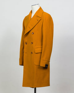 Tagliatore Water repellent overcoat. Double breasted, 2 patch pockets with flaps. Center vent and martingala belt in the back.&nbsp;

If in doubt about your size, please contact us&nbsp;HERE

Slim fit.&nbsp;Take your normal size.&nbsp;
Double Breasted
Fully lined
Unconstructed shoulder&nbsp;
2 Buttons
1 vent / center back
Patch pockets
Composition: 78% wool, 22% polyamide
Natural Strech
Modello: CARLO/Z
Article: 770116 U
Colore: O1329 / Ochre
Made in Italy Tagliatore Boiled Wool Double Breasted Coat / Ochre