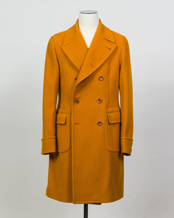 Tagliatore Water repellent overcoat. Double breasted, 2 patch pockets with flaps. Center vent and martingala belt in the back.&nbsp;

If in doubt about your size, please contact us&nbsp;HERE

Slim fit.&nbsp;Take your normal size.&nbsp;
Double Breasted
Fully lined
Unconstructed shoulder&nbsp;
2 Buttons
1 vent / center back
Patch pockets
Composition: 78% wool, 22% polyamide
Natural Strech
Modello: CARLO/Z
Article: 770116 U
Colore: O1329 / Ochre
Made in Italy Tagliatore Boiled Wool Double Breasted Coat / Ochre