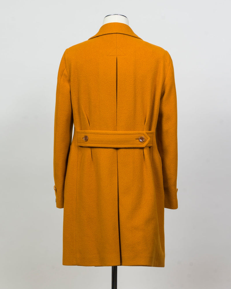 Tagliatore Water repellent overcoat. Double breasted, 2 patch pockets with flaps. Center vent and martingala belt in the back.&nbsp;

If in doubt about your size, please contact us&nbsp;HERE

Slim fit.&nbsp;Take your normal size.&nbsp;
Double Breasted
Fully lined
Unconstructed shoulder&nbsp;
2 Buttons
1 vent / center back
Patch pockets
Composition: 78% wool, 22% polyamide
Natural Strech
Modello: CARLO/Z
Article: 770116 U
Colore: O1329 / Ochre
Made in Italy Tagliatore Boiled Wool Double Breasted Coat / Ochre
