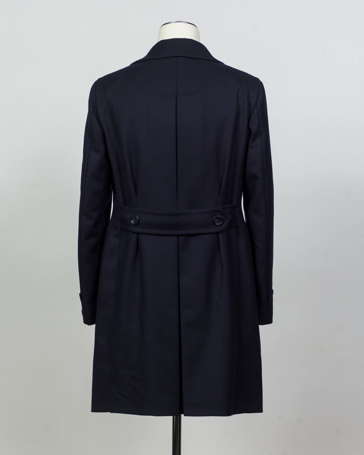 Tagliatore Water repellent overcoat. Double breasted, 2 patch pockets with flaps. Center vent and martingala belt in the back.&nbsp;

If in doubt about your size, please contact us&nbsp;HERE

Slim fit.&nbsp;Take your normal size.&nbsp;
Double Breasted
Fully lined
Unconstructed shoulder&nbsp;
2 Buttons
1 vent / center back
Patch pockets
Composition: 100% wool
Natural Strech
Water repellent
Modello: CARLO/Z
Article: 150037 U
Colore: B1243 / Navy
Made in Italy Tagliatore Water Repellent Double Breasted Coat / 