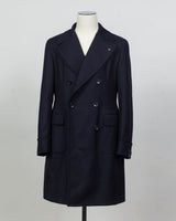 Tagliatore Water repellent overcoat. Double breasted, 2 patch pockets with flaps. Center vent and martingala belt in the back.&nbsp;

If in doubt about your size, please contact us&nbsp;HERE

Slim fit.&nbsp;Take your normal size.&nbsp;
Double Breasted
Fully lined
Unconstructed shoulder&nbsp;
2 Buttons
1 vent / center back
Patch pockets
Composition: 100% wool
Natural Strech
Water repellent
Modello: CARLO/Z
Article: 150037 U
Colore: B1243 / Navy
Made in Italy Tagliatore Water Repellent Double Breasted Coat / 
