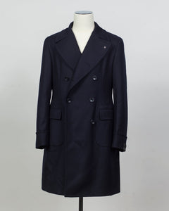 Tagliatore Water repellent overcoat. Double breasted, 2 patch pockets with flaps. Center vent and martingala belt in the back.&nbsp;

If in doubt about your size, please contact us&nbsp;HERE

Slim fit.&nbsp;Take your normal size.&nbsp;
Double Breasted
Fully lined
Unconstructed shoulder&nbsp;
2 Buttons
1 vent / center back
Patch pockets
Composition: 100% wool
Natural Strech
Water repellent
Modello: CARLO/Z
Article: 150037 U
Colore: B1243 / Navy
Made in Italy Tagliatore Water Repellent Double Breasted Coat / 