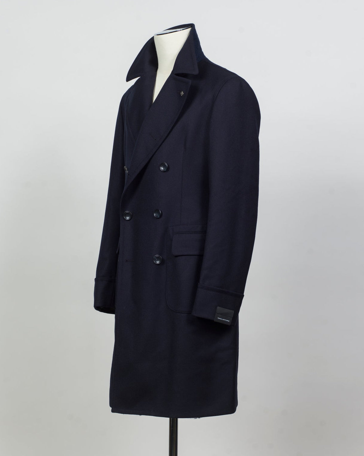 Tagliatore Water repellent overcoat. Double breasted, 2 patch pockets with flaps. Center vent and martingala belt in the back.&nbsp;

If in doubt about your size, please contact us&nbsp;HERE

Slim fit.&nbsp;Take your normal size.&nbsp;
Double Breasted
Fully lined
Unconstructed shoulder&nbsp;
2 Buttons
1 vent / center back
Patch pockets
Composition: 100% wool
Natural Strech
Water repellent
Modello: CARLO/Z
Article: 150037 U
Colore: B1243 / Navy
Made in Italy Tagliatore Water Repellent Double Breasted Coat / 