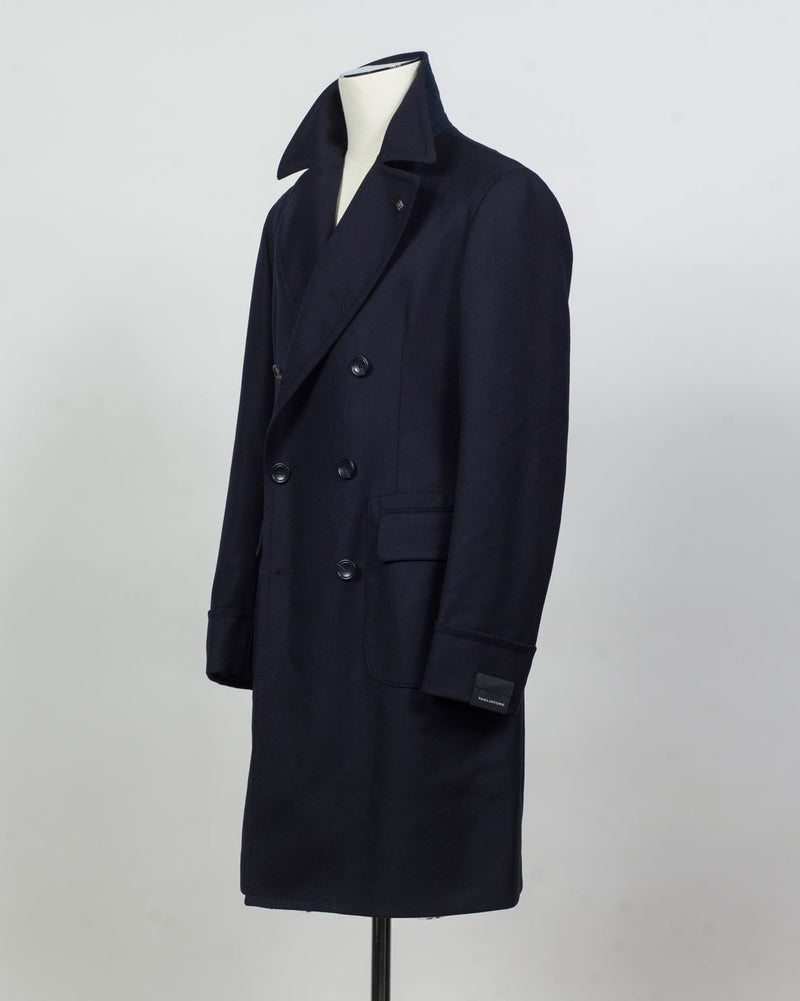 Tagliatore Water repellent overcoat. Double breasted, 2 patch pockets with flaps. Center vent and martingala belt in the back.&nbsp;

If in doubt about your size, please contact us&nbsp;HERE

Slim fit.&nbsp;Take your normal size.&nbsp;
Double Breasted
Fully lined
Unconstructed shoulder&nbsp;
2 Buttons
1 vent / center back
Patch pockets
Composition: 100% wool
Natural Strech
Water repellent
Modello: CARLO/Z
Article: 150037 U
Colore: B1243 / Navy
Made in Italy Tagliatore Water Repellent Double Breasted Coat / 