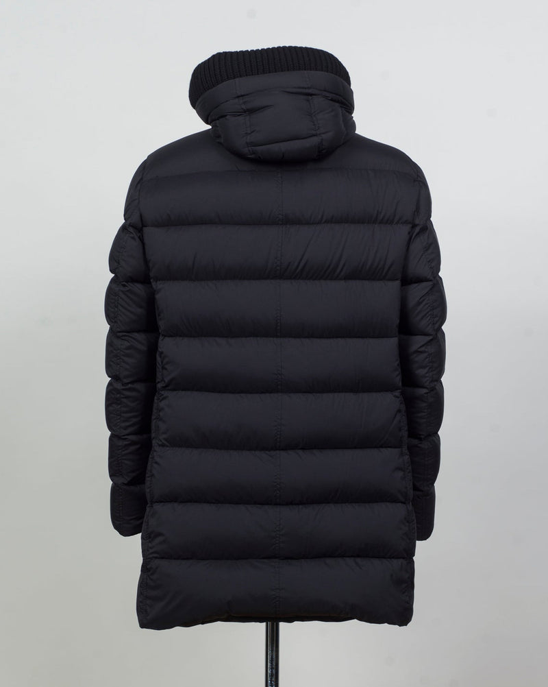Article: PI003ULE-M02 12456Z 9300
Color: Black
Main fabric:&nbsp;100% nylon
Coating: polyurethane
Main Lining: 100% nylon
Trimming: 100% wool
Padding: 90% goose down, 10% goose feather
Hood Padding: 100% polyester
Side pockets with flap and snap button fastening
Chest pockets with snap button fastening
Hood with removable trimming
Regular fit Herno Down Parka / Black
