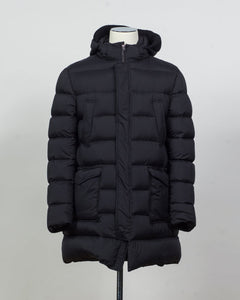 Article: PI003ULE-M02 12456Z 9300
Color: Black
Main fabric:&nbsp;100% nylon
Coating: polyurethane
Main Lining: 100% nylon
Trimming: 100% wool
Padding: 90% goose down, 10% goose feather
Hood Padding: 100% polyester
Side pockets with flap and snap button fastening
Chest pockets with snap button fastening
Hood with removable trimming
Regular fit Herno Down Parka / Black