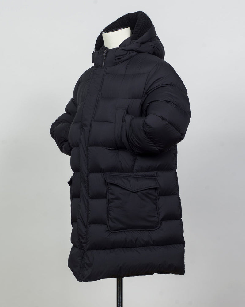 Article: PI003ULE-M02 12456Z 9300
Color: Black
Main fabric:&nbsp;100% nylon
Coating: polyurethane
Main Lining: 100% nylon
Trimming: 100% wool
Padding: 90% goose down, 10% goose feather
Hood Padding: 100% polyester
Side pockets with flap and snap button fastening
Chest pockets with snap button fastening
Hood with removable trimming
Regular fit Herno Down Parka / Black