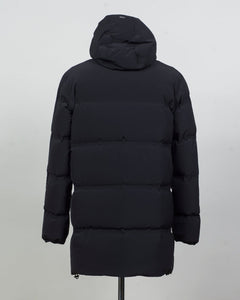Article: PI001246U 12590SZ 9300
Color: Black
Main fabric:
External layer: 98% nylon, 11% elastane
Membrane: polyurethane
Lining: 78% nylon, 22% elastane
Padding: 70% goose down, 30% poyester
Zippered side pockets
Hood
Regular fit
Waterproof
Windproof Herno Waterproof Down Half Coat / Black