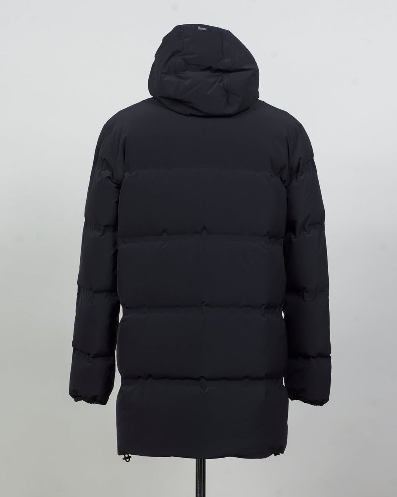 Article: PI001246U 12590SZ 9300
Color: Black
Main fabric:
External layer: 98% nylon, 11% elastane
Membrane: polyurethane
Lining: 78% nylon, 22% elastane
Padding: 70% goose down, 30% poyester
Zippered side pockets
Hood
Regular fit
Waterproof
Windproof Herno Waterproof Down Half Coat / Black