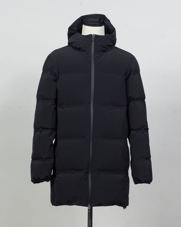 Article: PI001246U 12590SZ 9300
Color: Black
Main fabric:
External layer: 98% nylon, 11% elastane
Membrane: polyurethane
Lining: 78% nylon, 22% elastane
Padding: 70% goose down, 30% poyester
Zippered side pockets
Hood
Regular fit
Waterproof
Windproof Herno Waterproof Down Half Coat / Black
