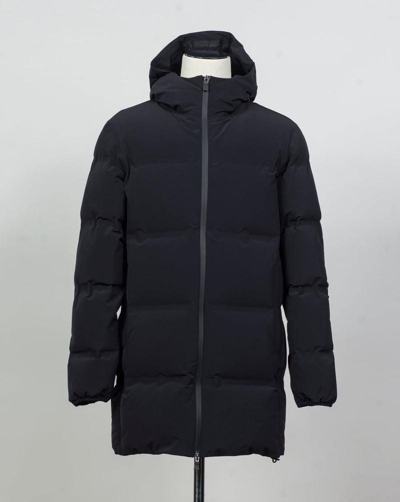 Article: PI001246U 12590SZ 9300
Color: Black
Main fabric:
External layer: 98% nylon, 11% elastane
Membrane: polyurethane
Lining: 78% nylon, 22% elastane
Padding: 70% goose down, 30% poyester
Zippered side pockets
Hood
Regular fit
Waterproof
Windproof Herno Waterproof Down Half Coat / Black