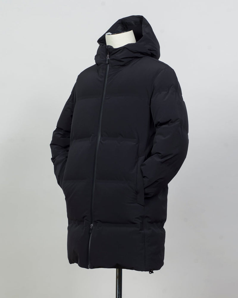 Article: PI001246U 12590SZ 9300
Color: Black
Main fabric:
External layer: 98% nylon, 11% elastane
Membrane: polyurethane
Lining: 78% nylon, 22% elastane
Padding: 70% goose down, 30% poyester
Zippered side pockets
Hood
Regular fit
Waterproof
Windproof Herno Waterproof Down Half Coat / Black