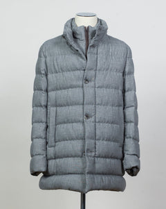Article: PI001270U 33278 9406
Color: Light Grey
Main fabric: 70% viscose 30% wool
Padding: 80% down 20% feather
Detachable bib
Snap button side pockets
Regular fit Herno Norfolk Wool Blend Down Coat / Light Grey
