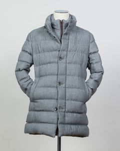 Article: PI001270U 33278 9406
Color: Light Grey
Main fabric: 70% viscose 30% wool
Padding: 80% down 20% feather
Detachable bib
Snap button side pockets
Regular fit Herno Norfolk Wool Blend Down Coat / Light Grey