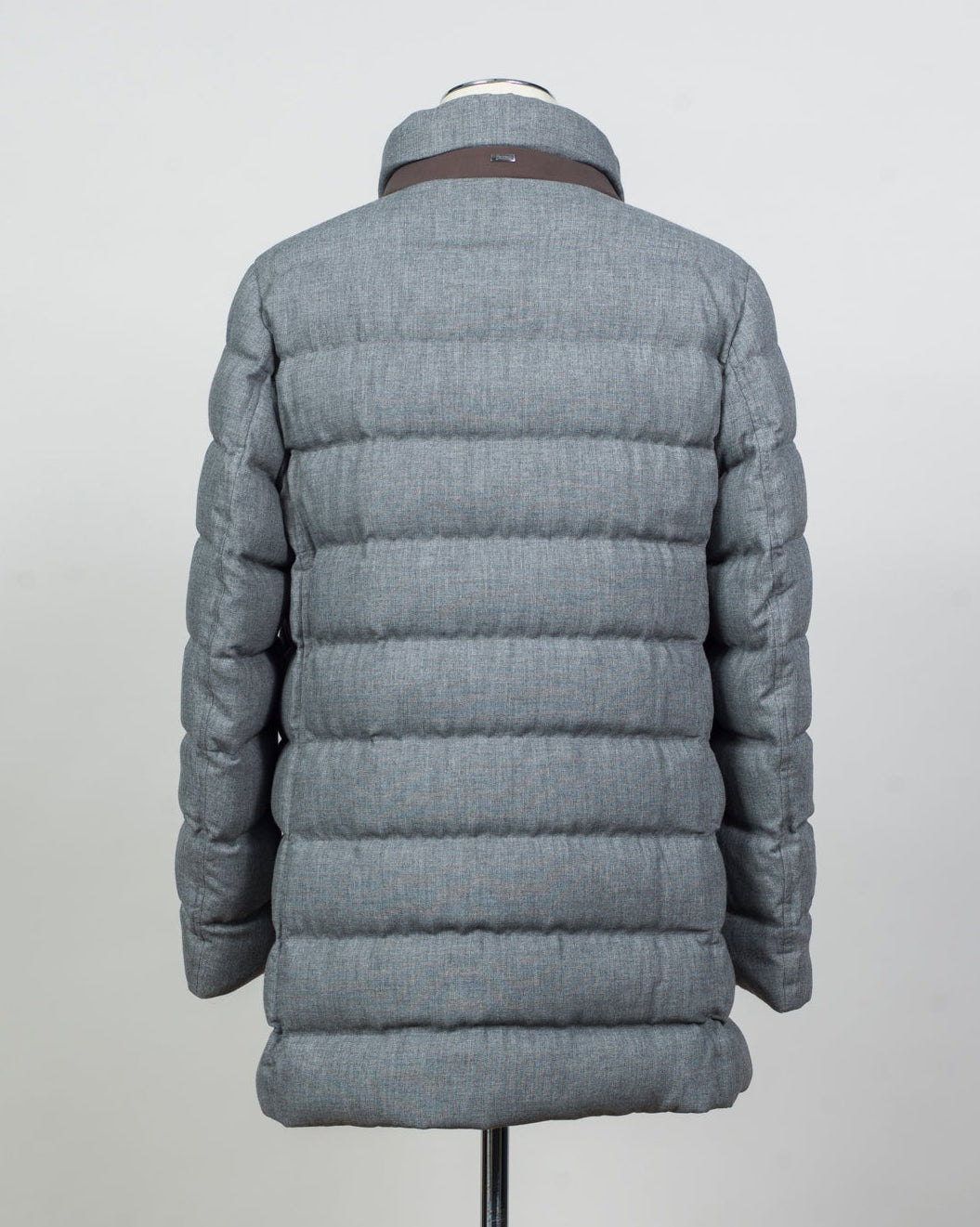 Article: PI001270U 33278 9406
Color: Light Grey
Main fabric: 70% viscose 30% wool
Padding: 80% down 20% feather
Detachable bib
Snap button side pockets
Regular fit Herno Norfolk Wool Blend Down Coat / Light Grey