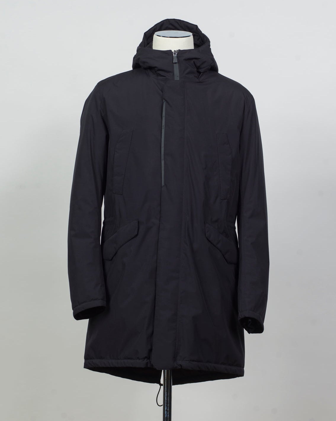 Article: PI001245U 12840&nbsp;
Color: Black / 9300
Main fabric:&nbsp;External layer: 100% polyester,&nbsp;Membrane: polyurethane
Lining: 78% nylon, 22% elastane
Padding: 80% down, 20% waterfowl feathers
Hood
Very breathable
Durably Waterproof
Totally Windproof Herno Fishtail Down Parka / Black