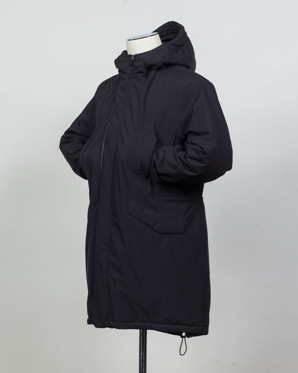 Article: PI001245U 12840&nbsp;
Color: Black / 9300
Main fabric:&nbsp;External layer: 100% polyester,&nbsp;Membrane: polyurethane
Lining: 78% nylon, 22% elastane
Padding: 80% down, 20% waterfowl feathers
Hood
Very breathable
Durably Waterproof
Totally Windproof Herno Fishtail Down Parka / Black