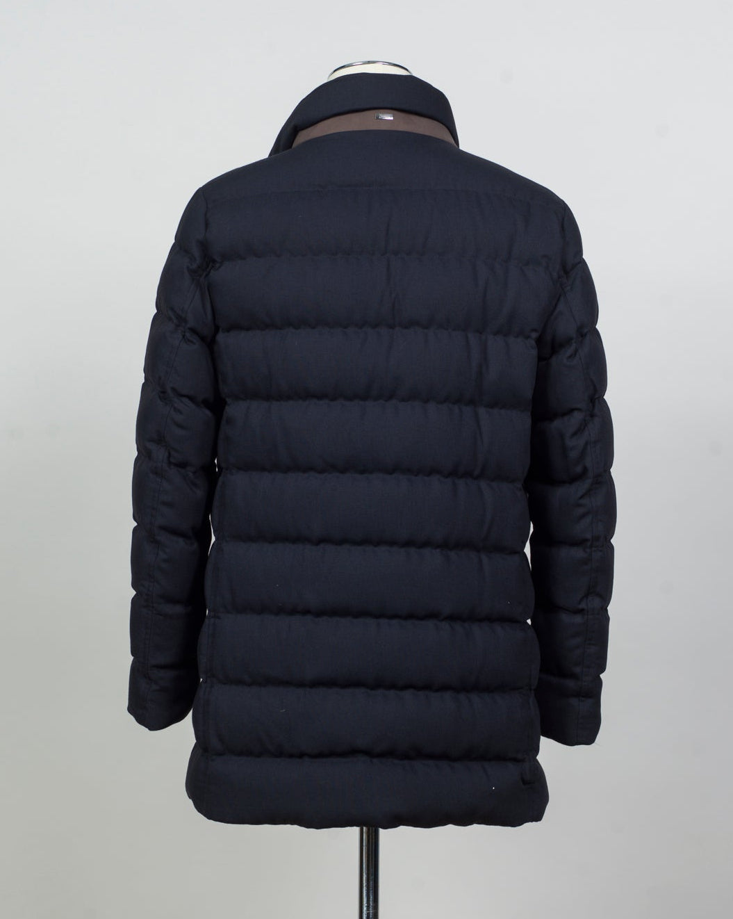 Article: PI001270U 33278 9406
Color: Navy
Main fabric: 70% viscose 30% wool
Padding: 80% down 20% feather
Detachable bib
Snap button side pockets
Regular fit Herno Norfolk Wool Blend Down Coat / Navy