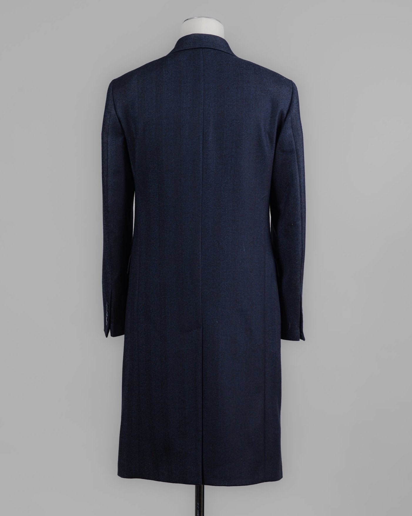 Double breasted
Peak Lapel
Flap pockets
One back vent
Back length: 110cm (size 50)
Composition: 100% Virgin Wool
Article: W1165721
Color: Navy Sauma DB Herringbone Wool Overcoat / Navy