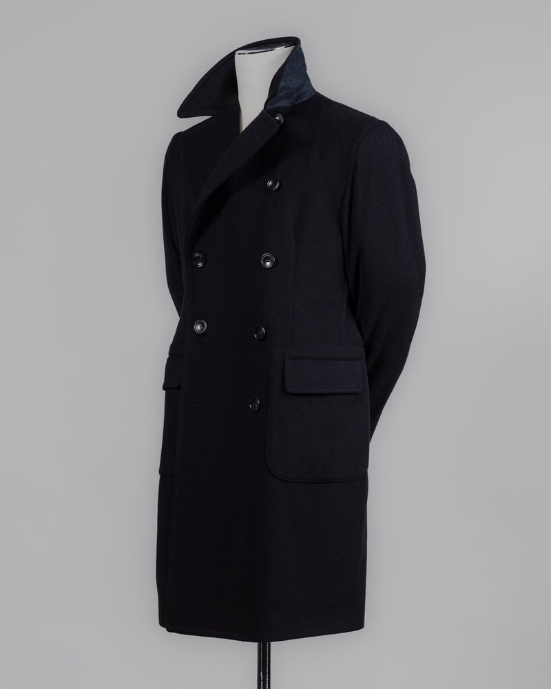 Model: Carlo/Z&nbsp;
Fully Lined
Unconstructed shoulder
Color: N5051 / Black
Composition: 90% Wool 10% Cashmere
Made in Martina France, Italy Tagliatore Double-Breasted Overcoat / Black