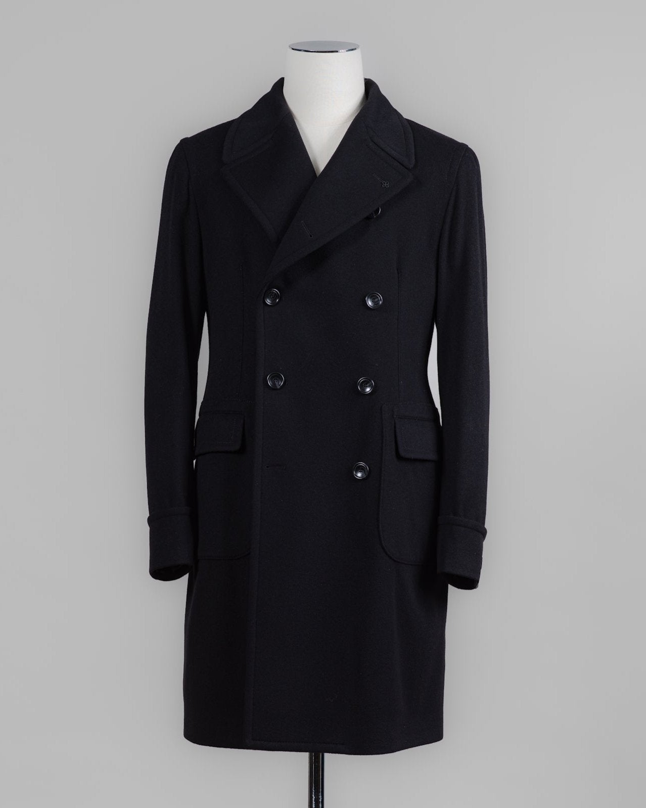 Model: Carlo/Z&nbsp;
Fully Lined
Unconstructed shoulder
Color: N5051 / Black
Composition: 90% Wool 10% Cashmere
Made in Martina France, Italy Tagliatore Double-Breasted Overcoat / Black
