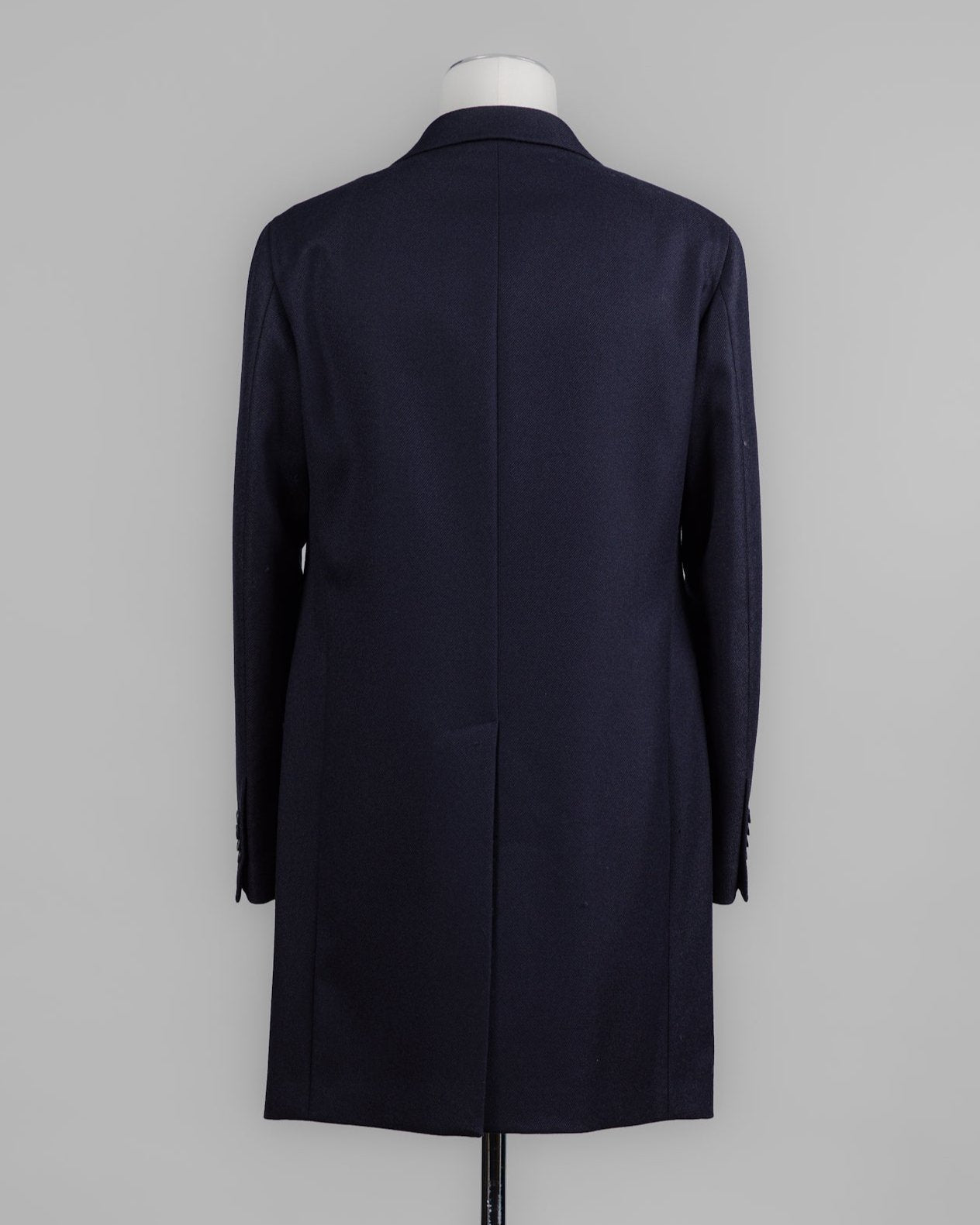 Model: CFBM13B Tagliatore Water Repellent Wool Overcoat / Navy
Fully lined
Unconstructed shoulder
Color: B1111 / Navy
Composition: 100% Virgin Wool Water Repellent
Made in Martina France, Italy