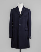 Model: CFBM13B Tagliatore Water Repellent Wool Overcoat / Navy
Fully lined
Unconstructed shoulder
Color: B1111 / Navy
Composition: 100% Virgin Wool Water Repellent
Made in Martina France, Italy