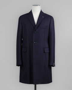 Model: CFBM13B Tagliatore Water Repellent Wool Overcoat / Navy
Fully lined
Unconstructed shoulder
Color: B1111 / Navy
Composition: 100% Virgin Wool Water Repellent
Made in Martina France, Italy