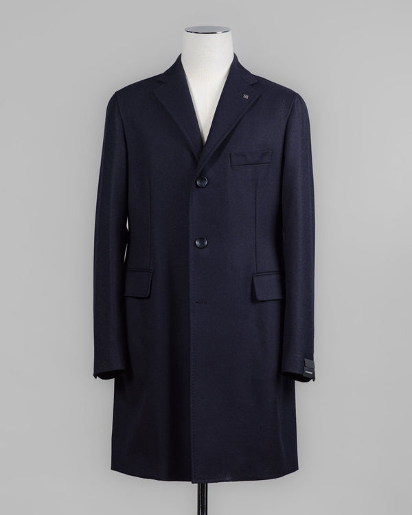 Model: CFBM13B Tagliatore Water Repellent Wool Overcoat / Navy
Fully lined
Unconstructed shoulder
Color: B1111 / Navy
Composition: 100% Virgin Wool Water Repellent
Made in Martina France, Italy