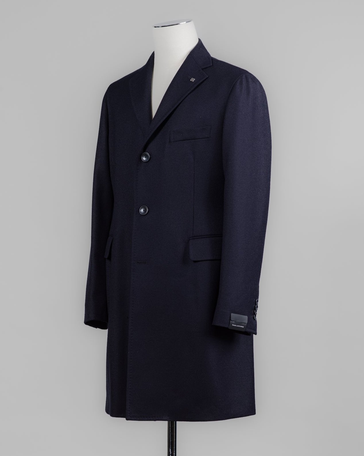 Model: CFBM13B Tagliatore Water Repellent Wool Overcoat / Navy
Fully lined
Unconstructed shoulder
Color: B1111 / Navy
Composition: 100% Virgin Wool Water Repellent
Made in Martina France, Italy