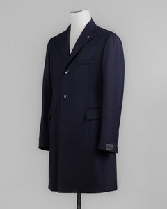 Model: CFBM13B Tagliatore Water Repellent Wool Overcoat / Navy
Fully lined
Unconstructed shoulder
Color: B1111 / Navy
Composition: 100% Virgin Wool Water Repellent
Made in Martina France, Italy