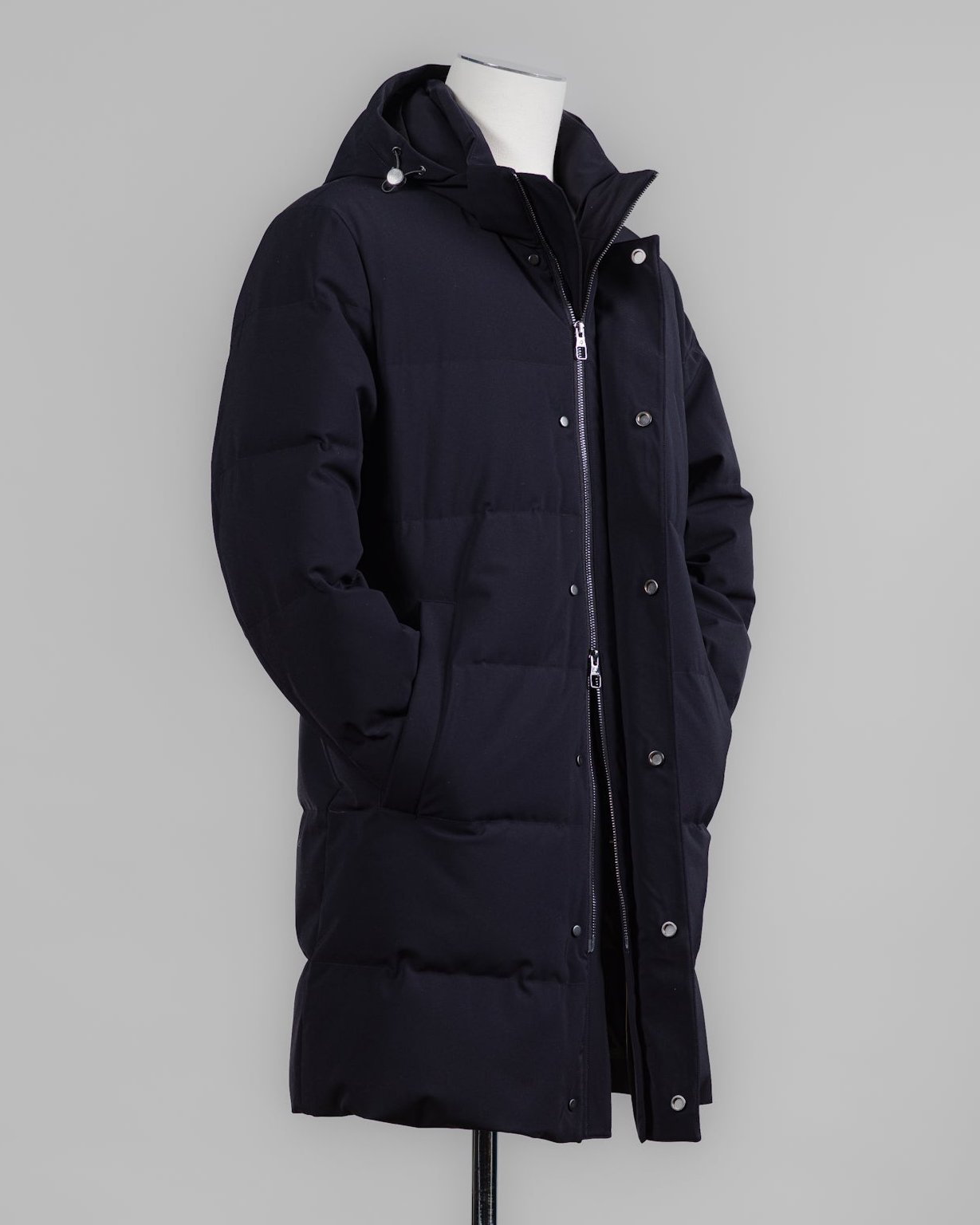 Article: F07MUCX755
Color: Navy / 89
Down insulated (Duck / 90% down, 10% feathers)
Outer fabric: 91% Polyester 9% Elastan

Lining: 100% pa (Nylon)
2 slanted pockets Montecore Aerotwill Down Coat / Navy