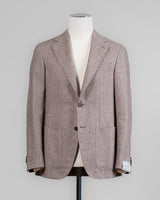 Caruso blazer impeccably tailored in Soragna, Parma, Italy.
Stunning lightness and ease of movement without losing the classic tailored elegance. These are some of the ingredients that make Italian tailoring world famous and you can find it all in Caruso garments.&nbsp;

Beautiful handmade detailing and naturally with a&nbsp;full canvas structure&nbsp;inside.

Full canvas
Fully lined&nbsp;
Unconstructed shoulder
Model: Aida
Composition: 90% Wool, 5% Silk, 3% Linen, 2% Cashmere
Color: 0570 / Light Brown Caru