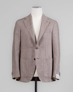 Caruso blazer impeccably tailored in Soragna, Parma, Italy.
Stunning lightness and ease of movement without losing the classic tailored elegance. These are some of the ingredients that make Italian tailoring world famous and you can find it all in Caruso garments.&nbsp;

Beautiful handmade detailing and naturally with a&nbsp;full canvas structure&nbsp;inside.

Full canvas
Fully lined&nbsp;
Unconstructed shoulder
Model: Aida
Composition: 90% Wool, 5% Silk, 3% Linen, 2% Cashmere
Color: 0570 / Light Brown Caru