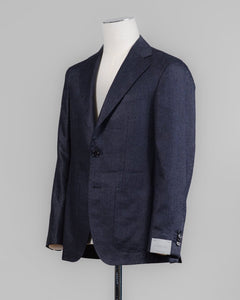 Caruso blazer impeccably tailored in Soragna, Parma, Italy.
Stunning lightness and ease of movement without losing the classic tailored elegance. These are some of the ingredients that make Italian tailoring world famous and you can find it all in Caruso garments.&nbsp;

Beautiful handmade detailing and naturally with a&nbsp;full canvas structure&nbsp;inside.

Full canvas
Fully lined&nbsp;
Unconstructed shoulder
Model: Aida
Composition: 54% Wool, 43% Linen, 3% Cashmere
Color: 0120 / Navy Caruso Wool Blend J