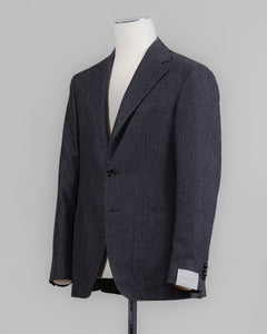 Caruso blazer impeccably tailored in Soragna, Parma, Italy.
Stunning lightness and ease of movement without losing the classic tailored elegance. These are some of the ingredients that make Italian tailoring world famous and you can find it all in Caruso garments.&nbsp;

Beautiful handmade detailing and naturally with a&nbsp;full canvas structure&nbsp;inside.

Full canvas
Fully lined&nbsp;
Unconstructed shoulder
Model: Aida
Composition: 95% Wool, 5% Cashmere
Color: 2443 / Black &amp; Grey Caruso Wool &amp; 