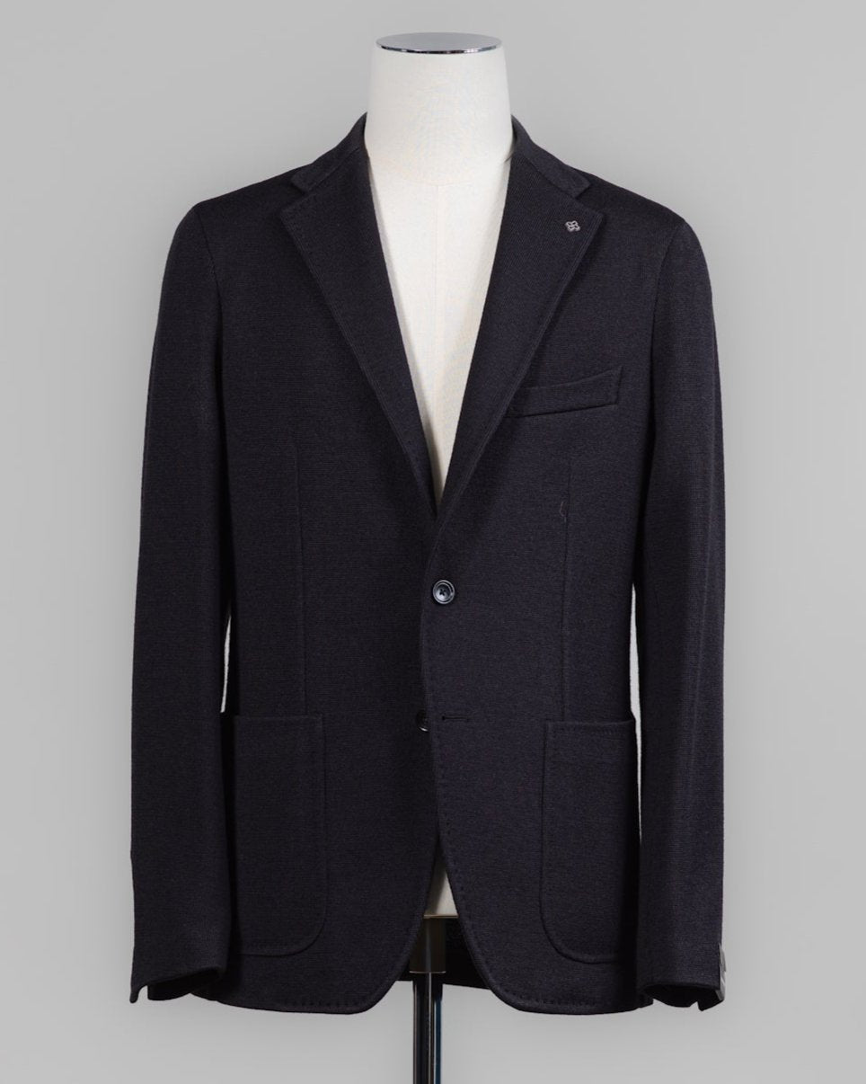 Composition: 40% Polyester 30% Virgin Wool 30% Acrylic
Modello: Monte Carlo / 1SMJ22K
Color: Black / N3342
Unconstructed shoulder
Unlined
2 Buttons
Notch lapel
Patch pockets
Side vents
Made in Martina Franca, Italy Tagliatore Jersey Knit Jacket / Black