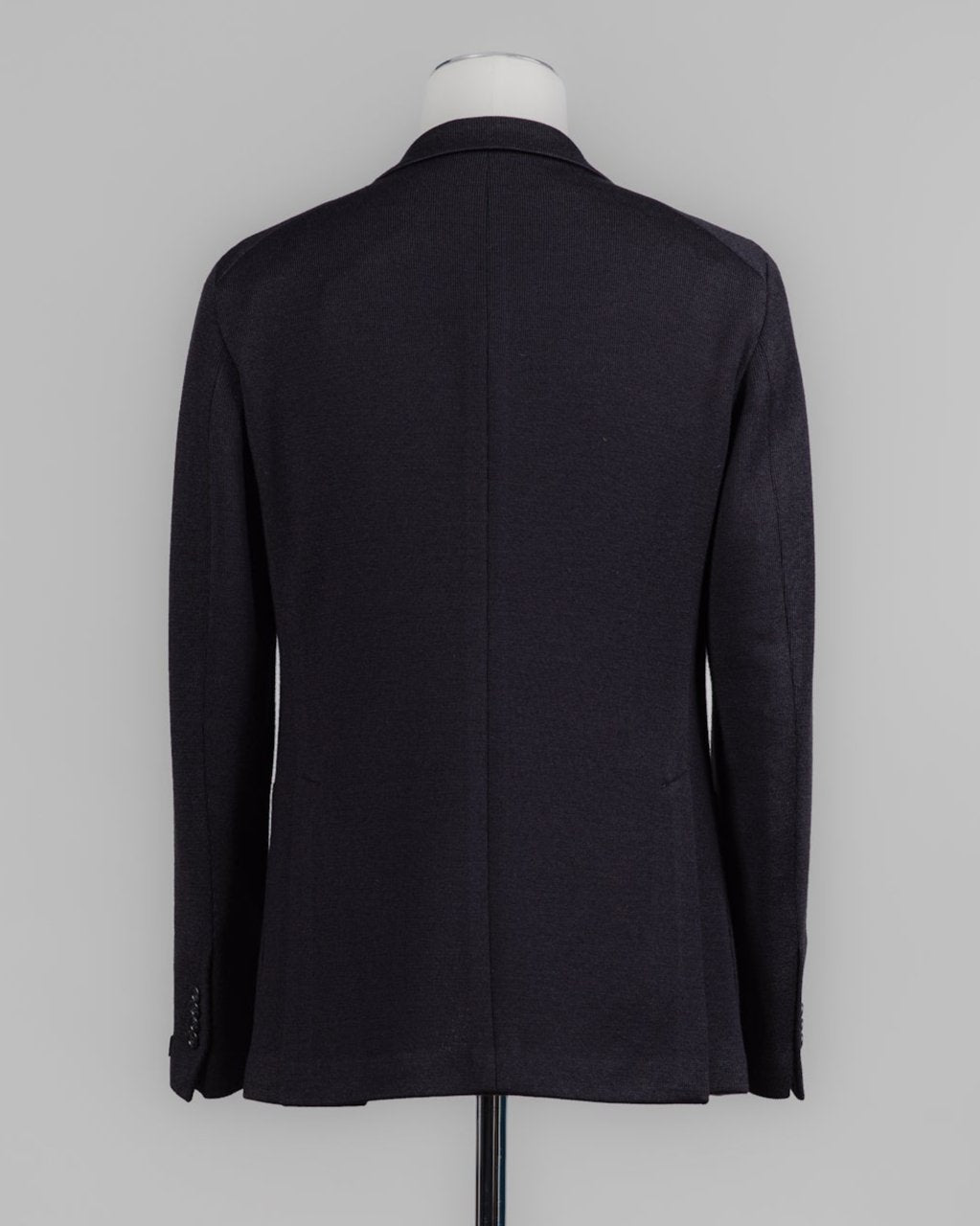 Composition: 40% Polyester 30% Virgin Wool 30% Acrylic
Modello: Monte Carlo / 1SMJ22K
Color: Black / N3342
Unconstructed shoulder
Unlined
2 Buttons
Notch lapel
Patch pockets
Side vents
Made in Martina Franca, Italy Tagliatore Jersey Knit Jacket / Black