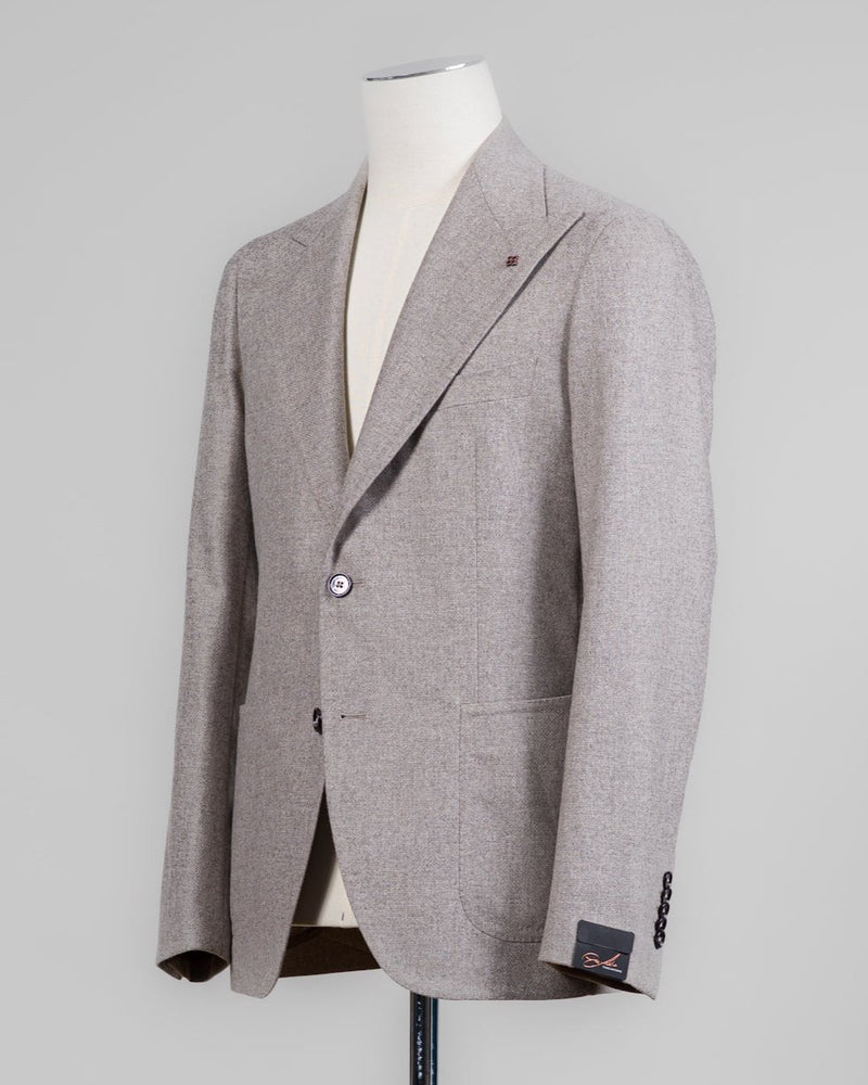 Composition: 90% Virgin wool 10% Cashmere
Modello: Pino Lerario / G-PL26K
Color: Light Taupe / T1354
Unconstructed shoulder
Unlined
2 Buttons
Peak lapel
Patch pockets
Side vents
Made in Martina Franca, Italy Tagliatore Wool &amp; Cashmere Peak Lapel Jacket / Light Taupe